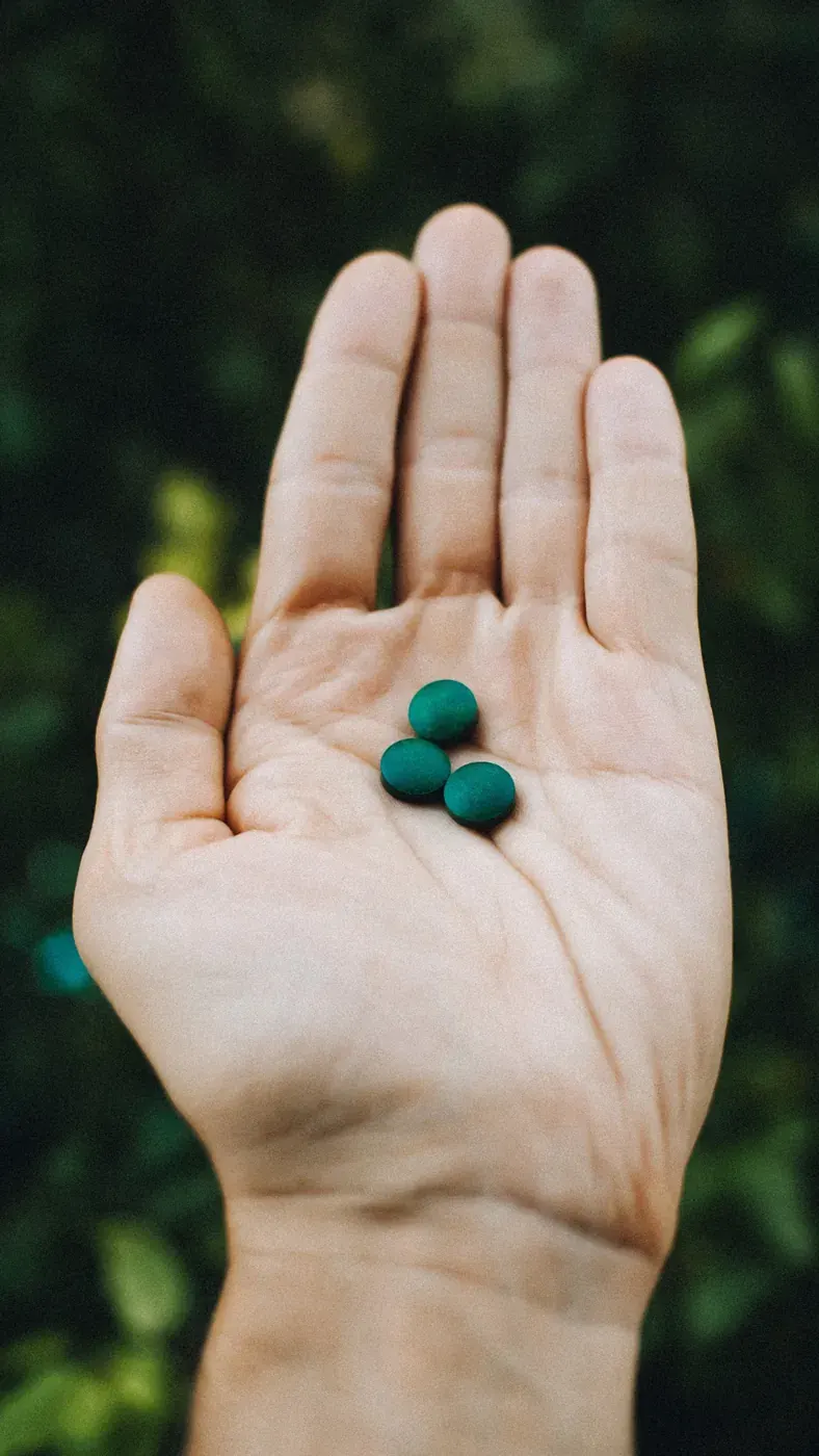 Hand met spirulinatabletten